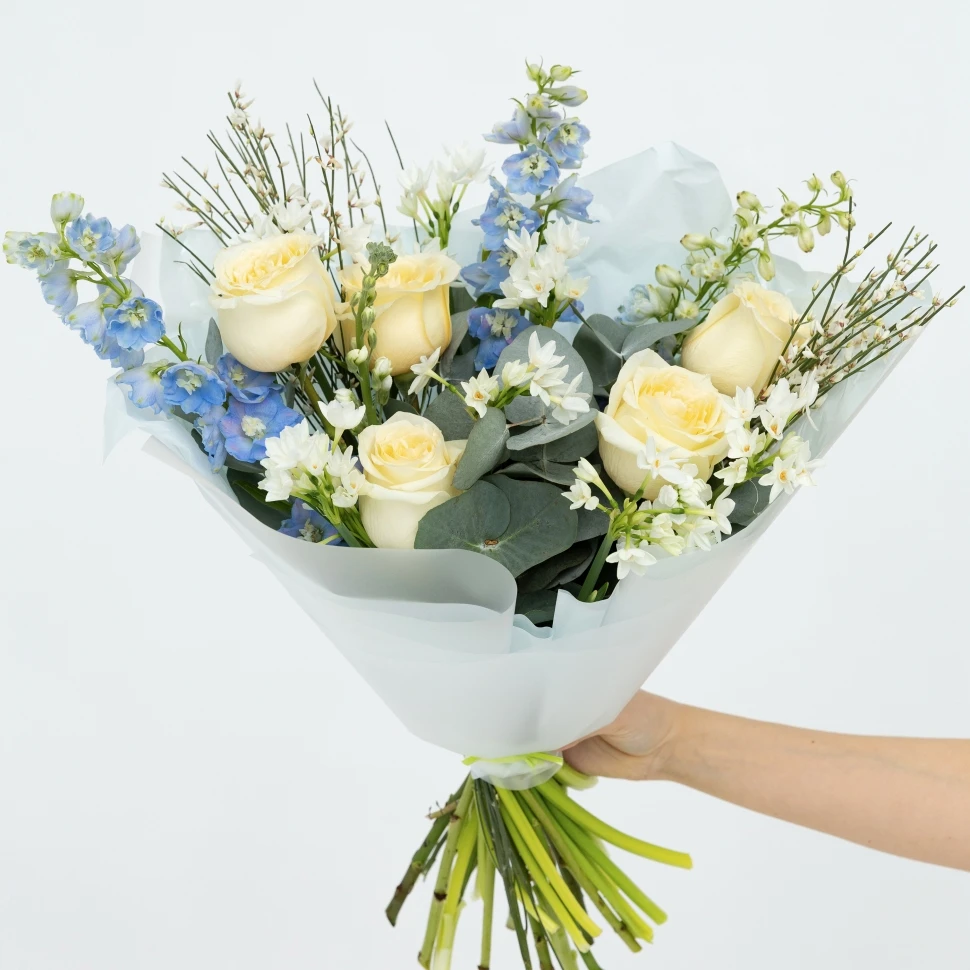 Сборный букет из дельфиниумов, роз