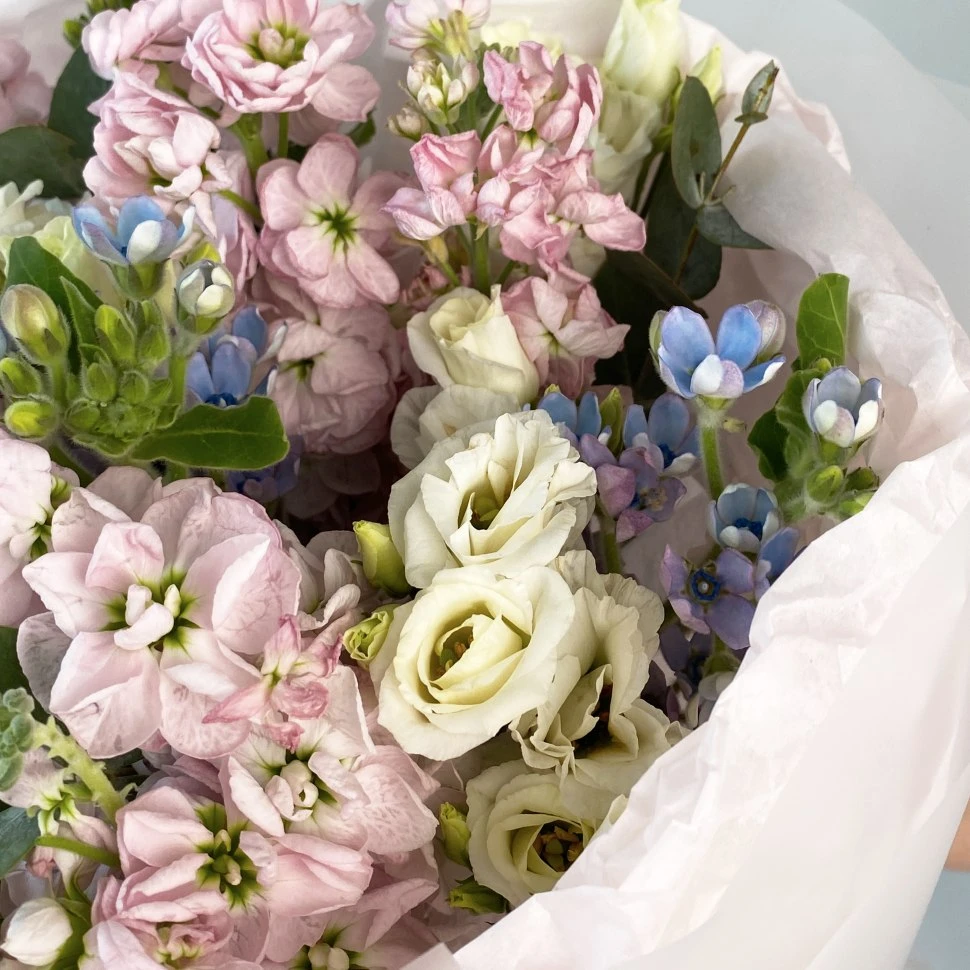 Сборный букет из маттиолы и эустомы