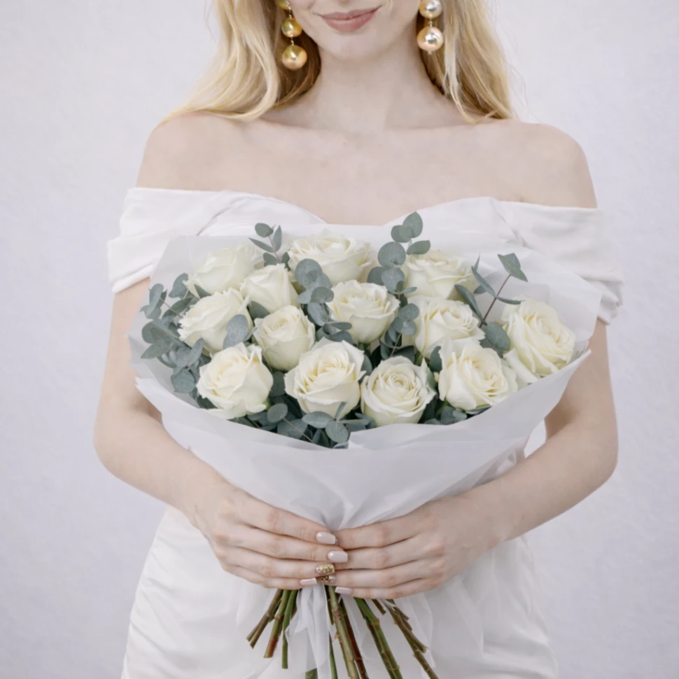 Букет из 17 белых роз 60см с эвкалиптом в оформлении