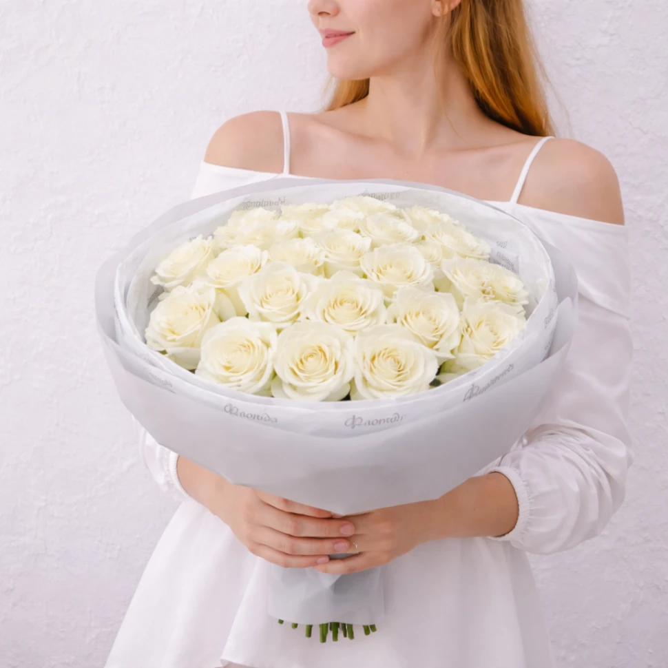 Букет из 25 белых роз 60см в оформлении