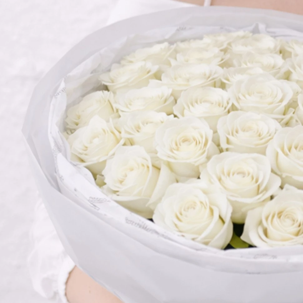 Букет из 25 белых роз 60см в оформлении