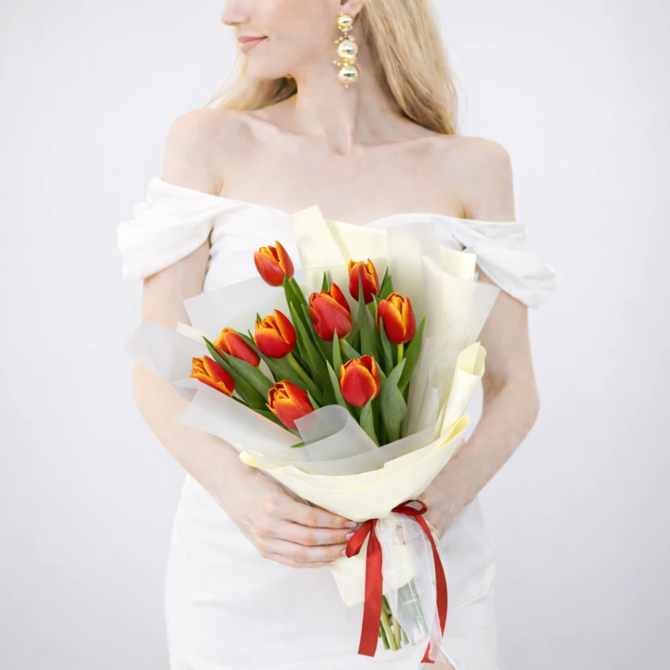 Букет из 9 желто-оранжевых тюльпанов в оформлении