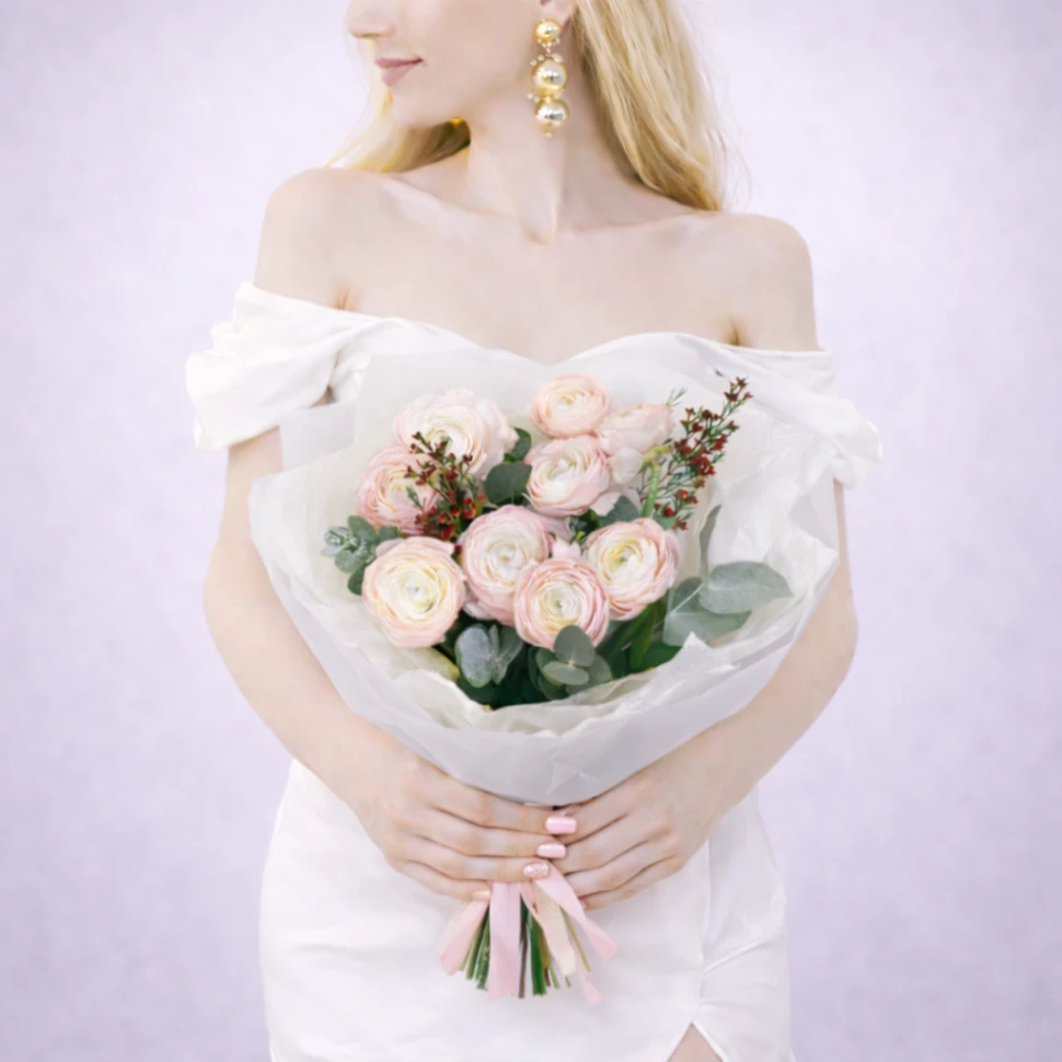 Букет из 9 ранункулюсов и хамелациума в оформлении